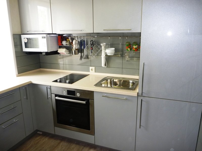 Plaque de cuisson étroite au lieu du poêle habituel dans la cuisine à Khrouchtchev