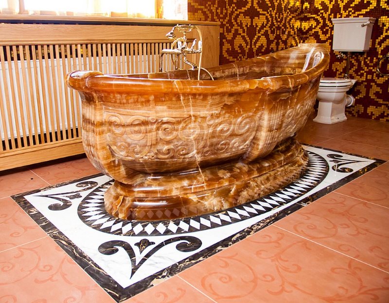 Bồn tắm bằng đá cẩm thạch tự nhiên trên bệ