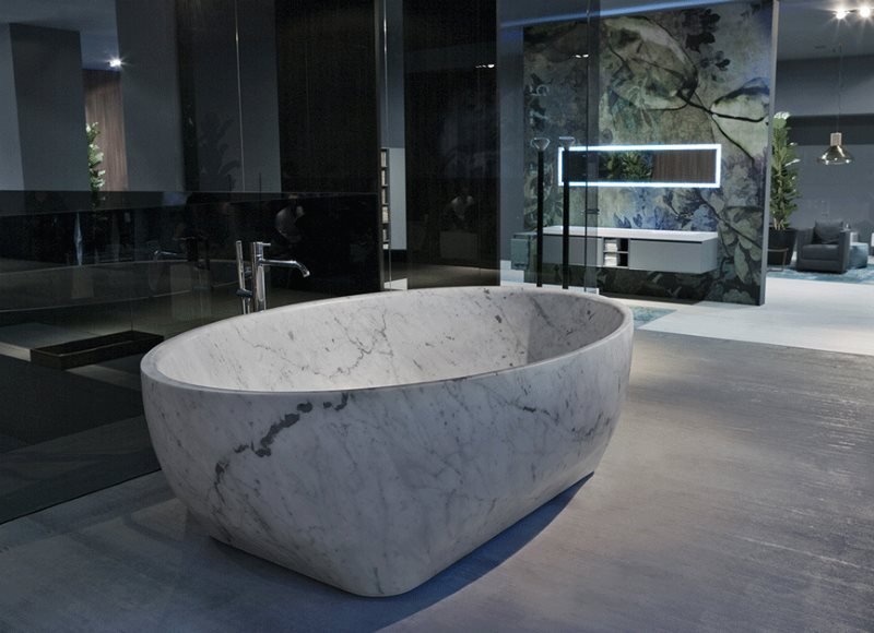 Một bồn tắm làm bằng đá nhân tạo ở giữa một căn phòng trong một ngôi nhà riêng
