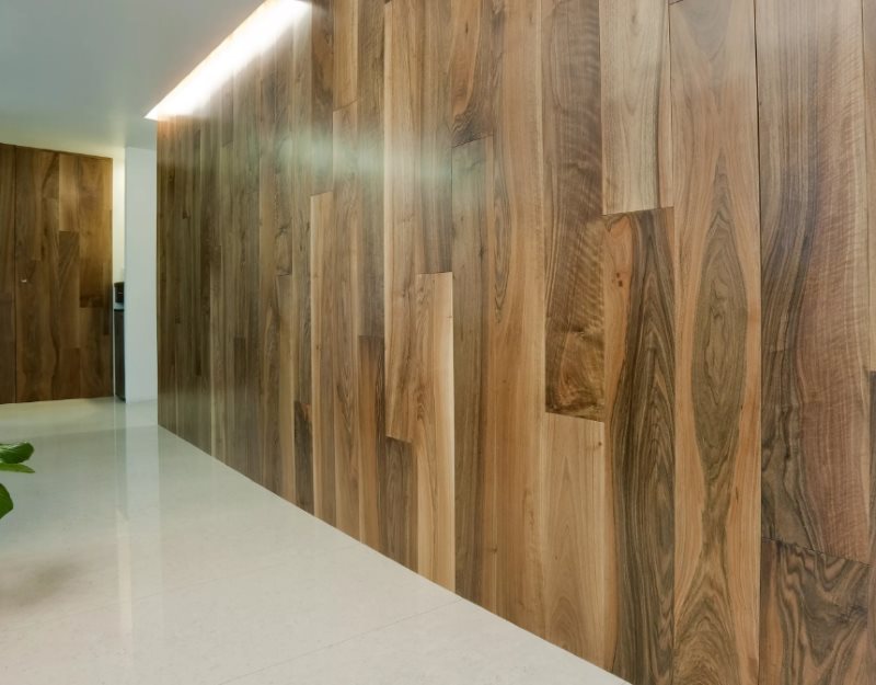 Vách tường dọc với lớp gỗ giống như gỗ