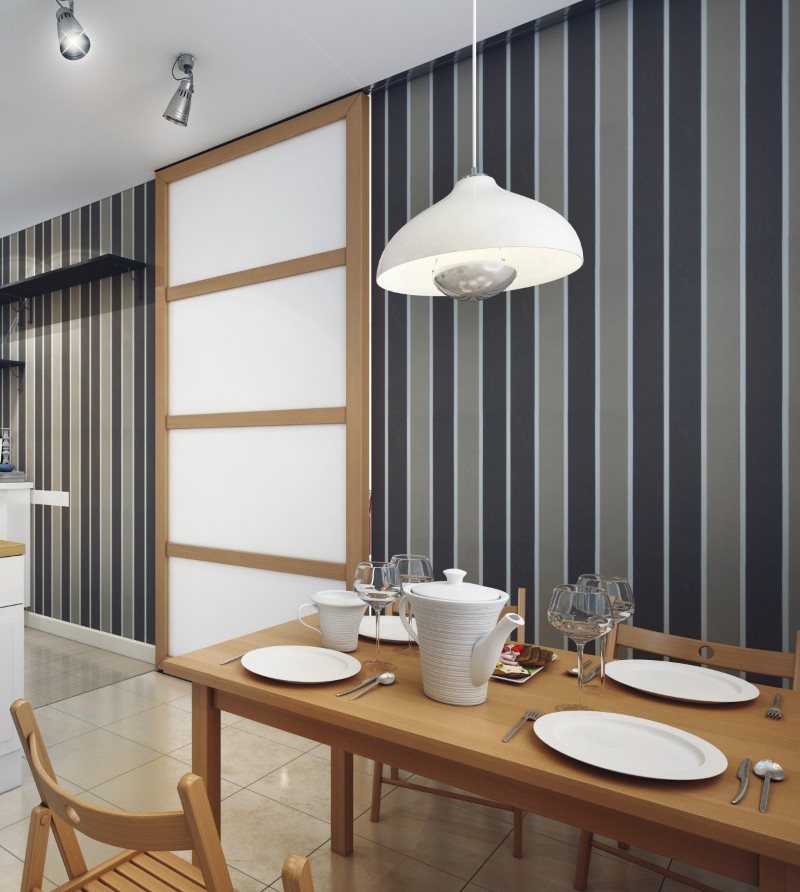 Papier peint à rayures dans la cuisine d'une maison à panneaux