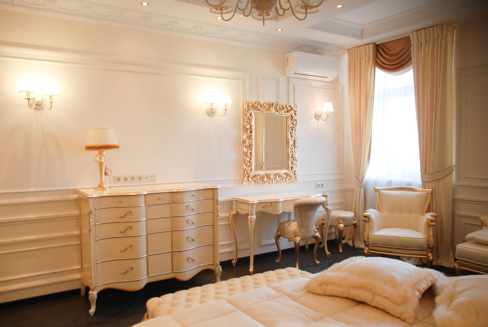 Mobilier en bois doré pour une chambre baroque