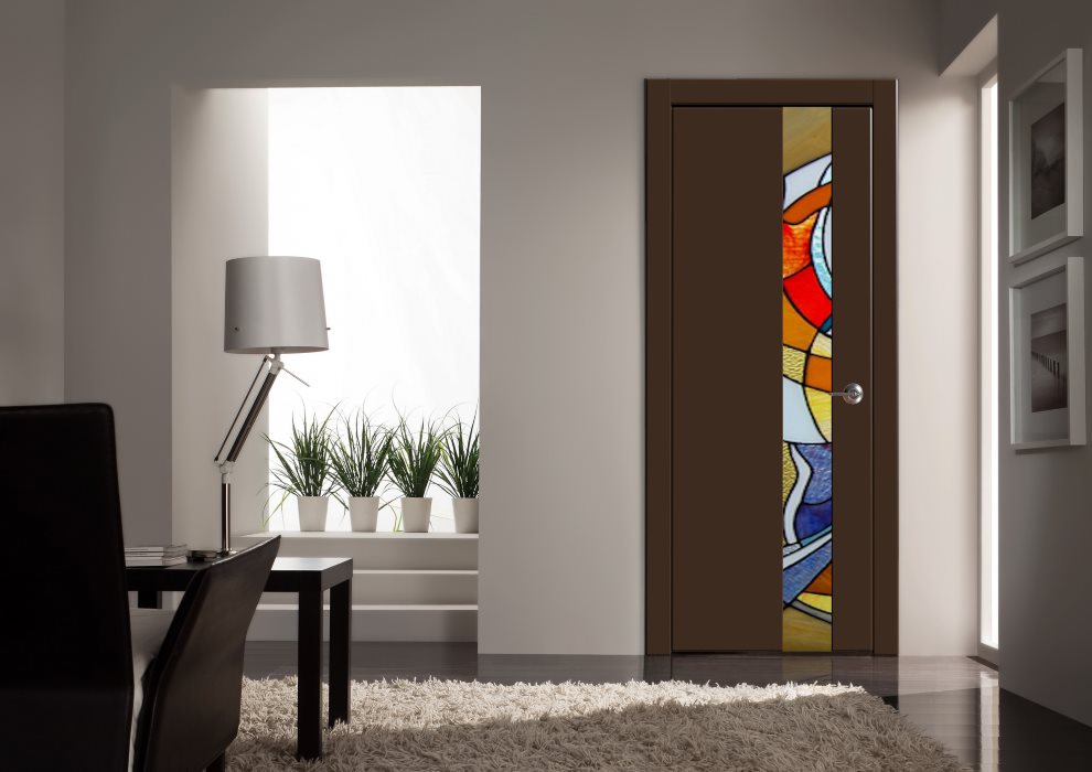 Porte sombre dans un salon de style moderne