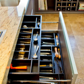 Orden perfecto en los cajones de la cocina.