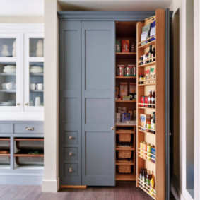 Armario con sistema de almacenamiento para utensilios de cocina.