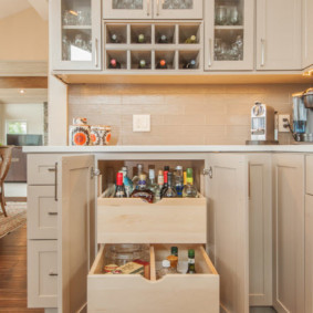 Cajones profundos en el armario de la cocina.