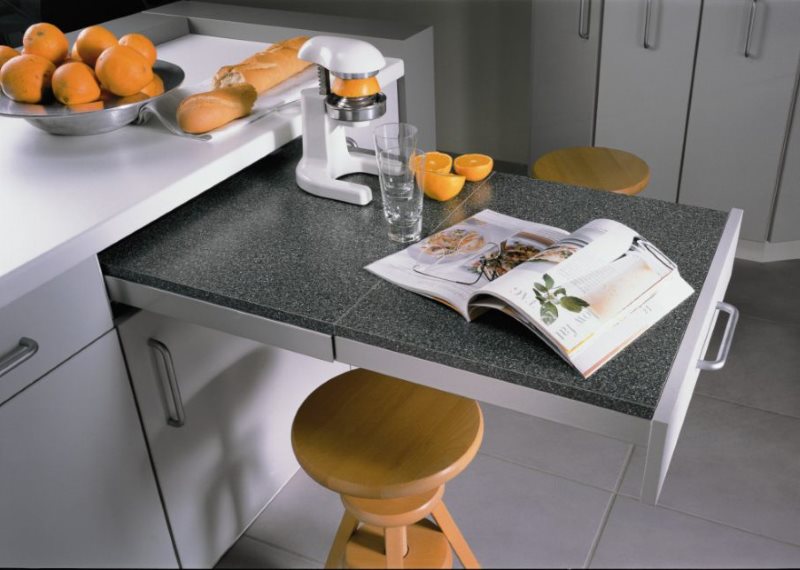 Meja boleh dipanjangkan di dapur kecil