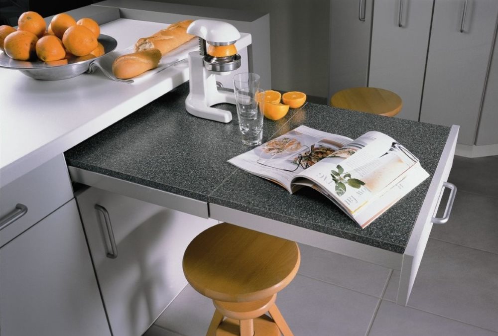 Βιβλίο συνταγών σε τραπέζι στην κουζίνα