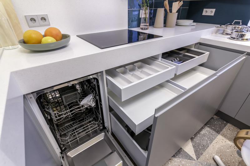 Tiroirs dans l'armoire inférieure de l'ensemble de cuisine