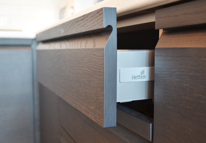 Ακουστικά συρταριού με λαξευμένες λαβές