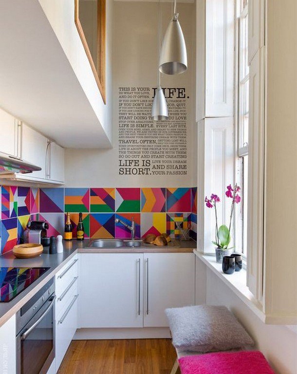 Tablier panaché dans une petite cuisine