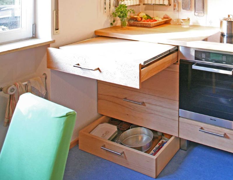 Συρτάρι στο κάτω μέρος της κουζίνας
