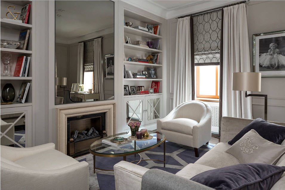 Intérieur d'un petit salon avec miroir au dessus de la cheminée