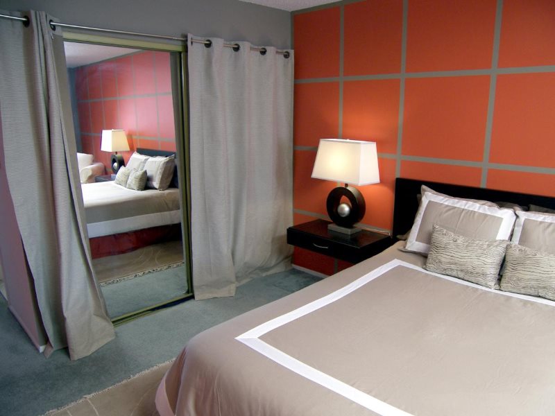 Miroir sur le mur d'une chambre sans fenêtre