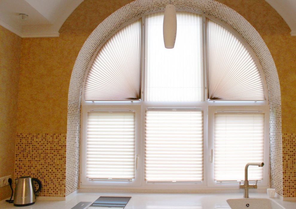Perdele pliate pe fereastra arcuită a bucătăriei