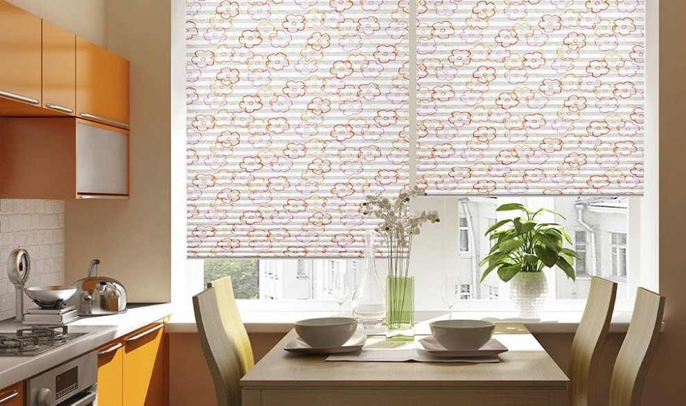 Zona de luat masa din bucătărie cu jaluzele