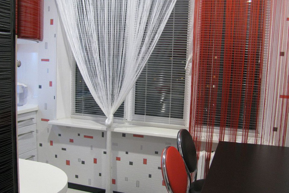 Combinația de jaluzele orizontale cu tul pe geamul bucătăriei