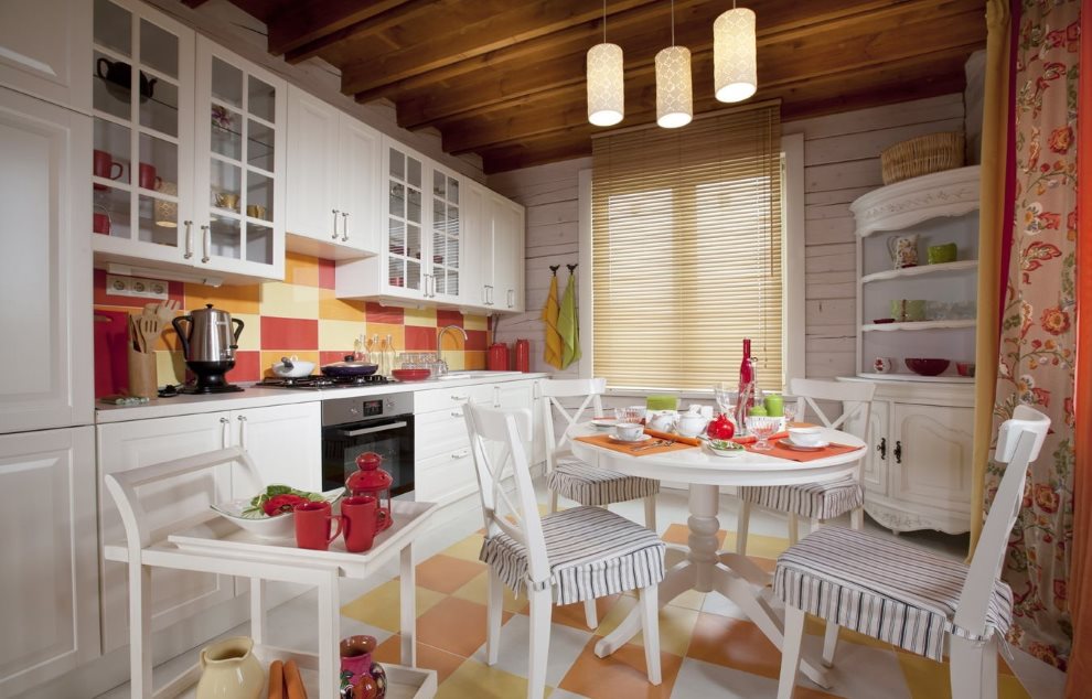 Interiorul bucătăriei în stil Provence, cu obloane din plastic