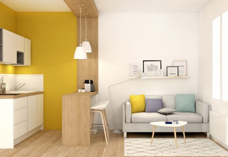 Canapea directă în bucătărie cu un perete galben