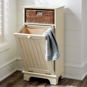 giỏ giặt trong phòng tắm