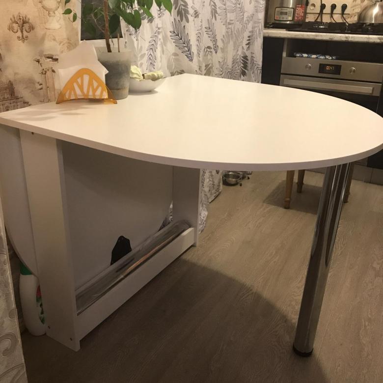 table en acrylique au mur