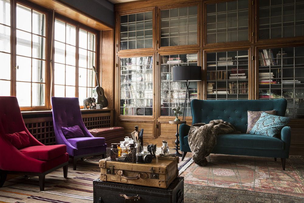 Chaises à dossier haut dans un appartement de style anglais