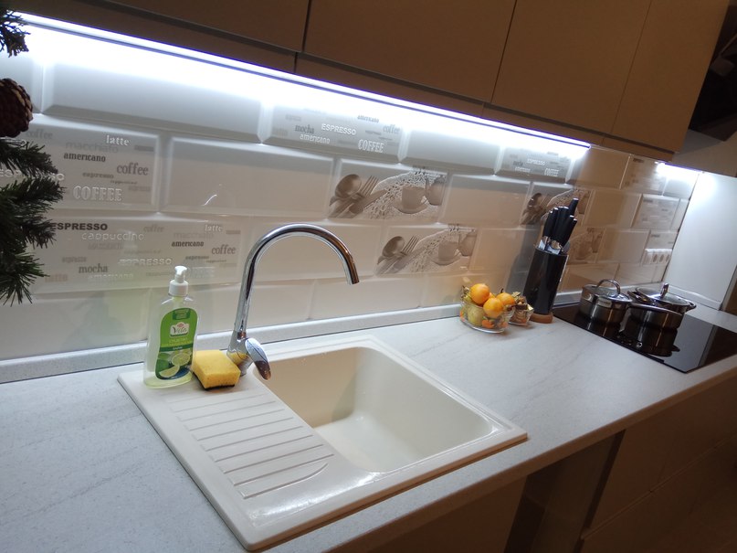 Бели светлини на работния плот