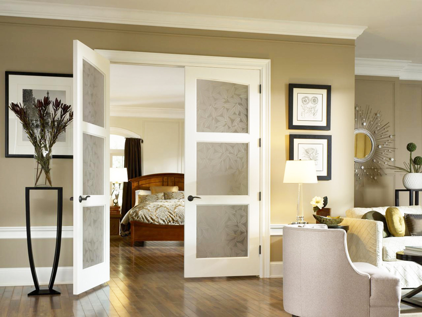 Portes battantes blanches sur châssis en bois