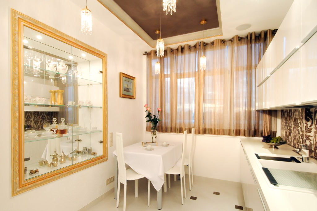 Espelho grande em uma moldura de ouro na cozinha art déco