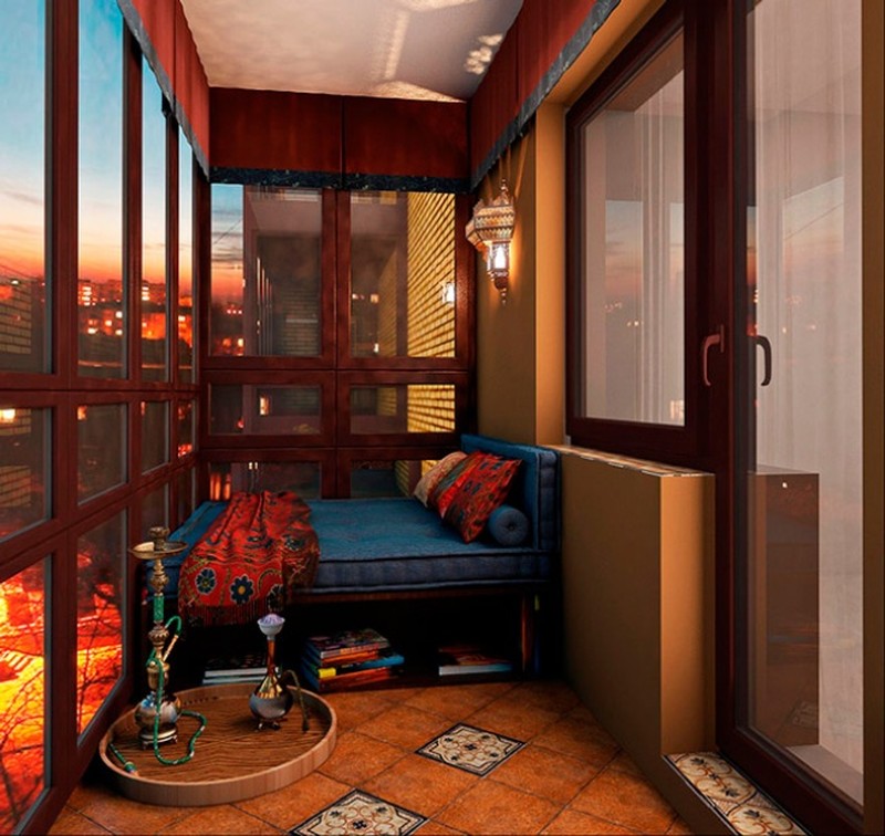 L'intérieur de la loggia isolée après réparation DIY