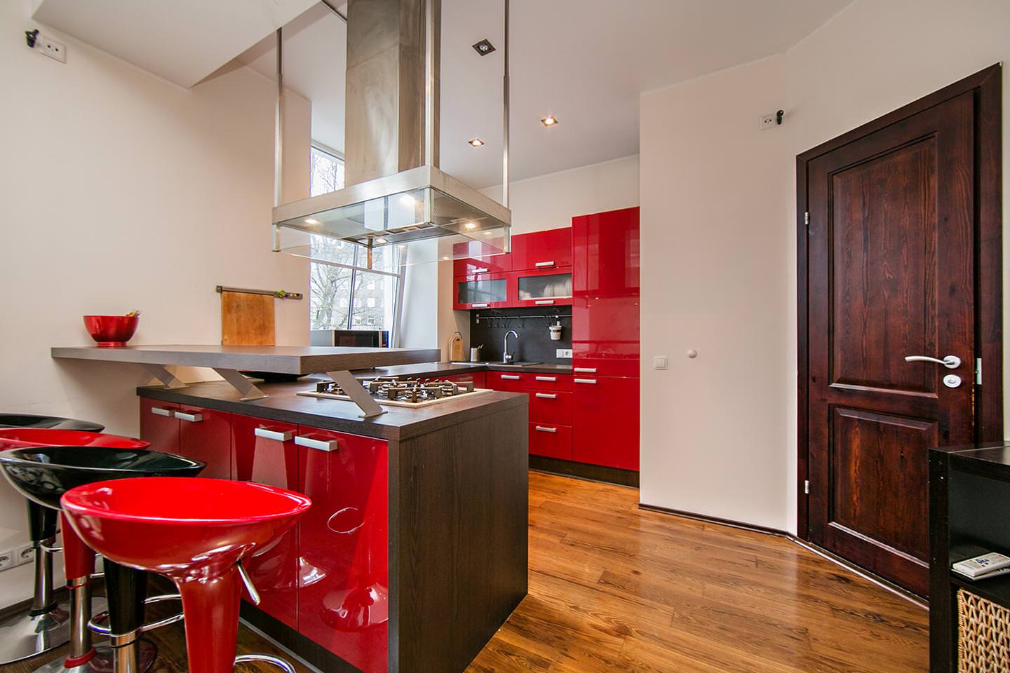 conception de cuisine avec barre de petit déjeuner