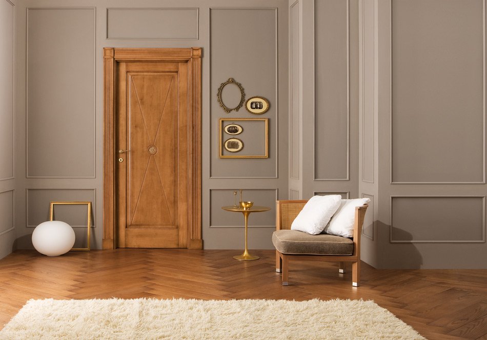 Porte en bois dans le salon avec parquet