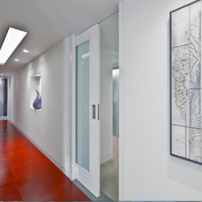 Porte coulissante dans le couloir d'une maison préfabriquée