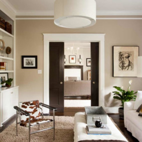 Des chambranles blancs sur le pas de la porte