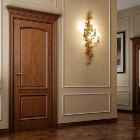 Pied de table bouclé dans un style classique