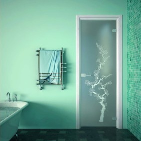 Porte-serviettes chauffant au mur dans la salle de bain