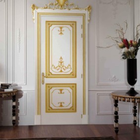 Ornement doré sur une porte en bois