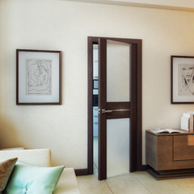 Peintures sur le mur lumineux du salon