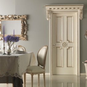 Nappe classique sur la table à manger