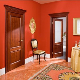 Chaise en bois avec assise rembourrée