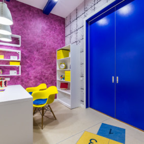 Porte bleue dans une chambre d'enfant