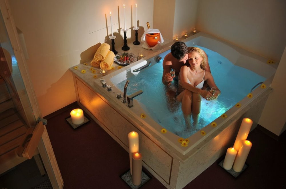 Cặp vợ chồng trẻ trong một phòng tắm vuông cho hai