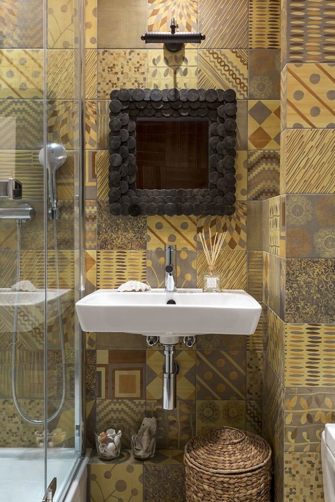 Un petit miroir sur un évier blanc