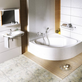 Tapis doux devant une baignoire en acrylique