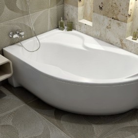 Salle de bain avec niches dans le mur