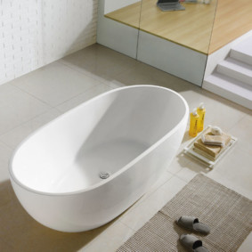 Chaussons gris sur un petit tapis