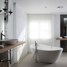 Baignoire en acrylique au milieu de la pièce