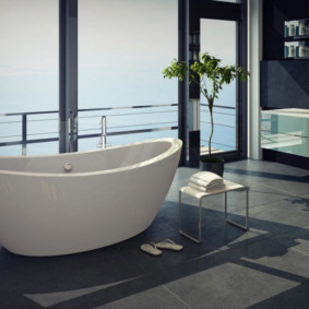 Grande salle de bain avec vue mer