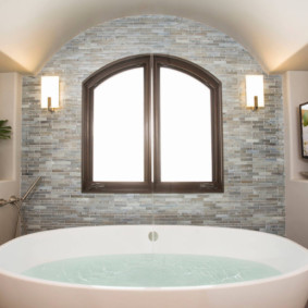 De l'eau pure dans un bain acrylique