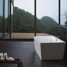 Fenêtres panoramiques dans la salle de bain